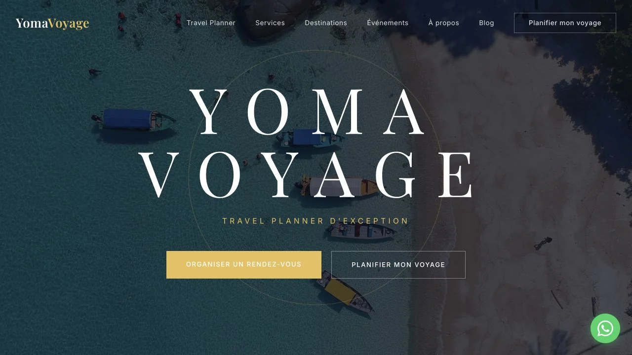 Site Yoma Voyage : typographie élégante sur une vue aérienne de plage, navigation et accès à la planification d’un voyage.